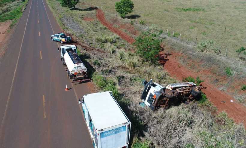 Caminhão tomba e derrama 2 mil litros de diesel em rodovia - Polícia Militar do Meio Ambiente/Divulgação