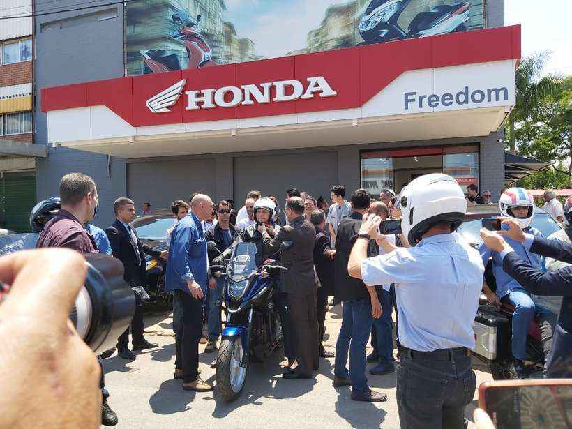 Bolsonaro compra moto e vai buscá-la em concessionária no SIA - Vera Batista/CB/D.A Press