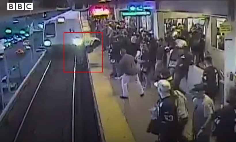 Homem escapa da morte por um triz em estação de metrô; veja vídeo - Reprodução/Youtube/BBC
