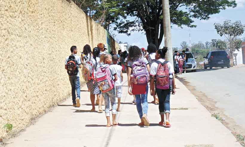 Sem transporte escolar, alunos andam até 6 quilômetros para ir à escola em Montes Claros - Luiz Ribeiro/D.A Press