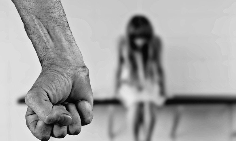 Madrasta obriga enteadas a fazerem sexo com homens de até 90 anos - Reprodução/PixaBay