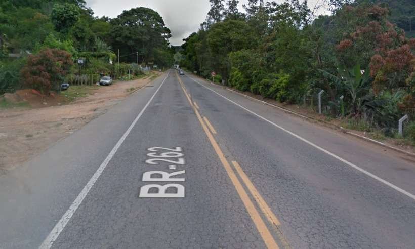 Batida entre três veículos deixa homem morto em Minas - Reprodução/Google Street View