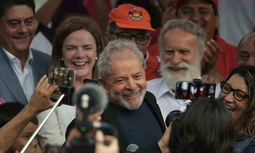 No Twitter, Lula diz que sai da prisão 'com muita vontade de voltar a lutar' - CARL DE SOUZA / AFP

