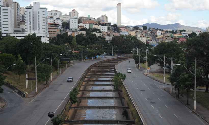 Bombeiros encontram cadáver em Rio Arrudas, em BH - Leandro Couri/EM/D.A Press - 23/05/2017