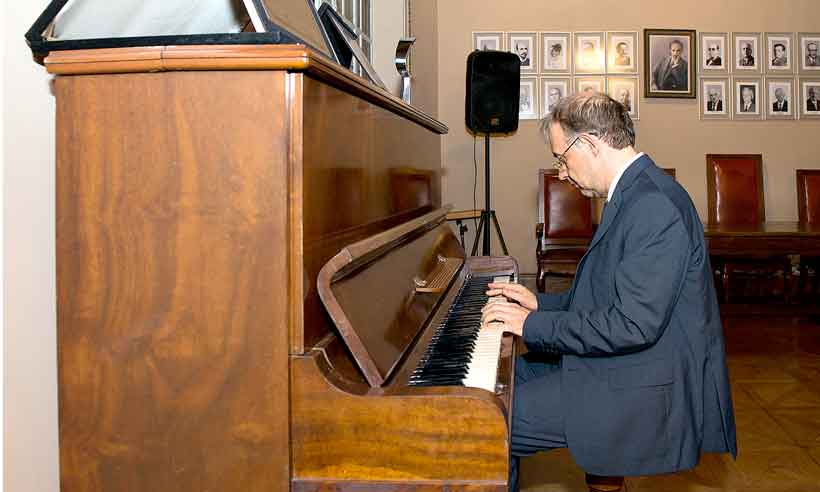 Imortal Marco Lucchesi dá show ao piano da Academia Mineira de Letras - Gláucia Rodrigues/Divulgação