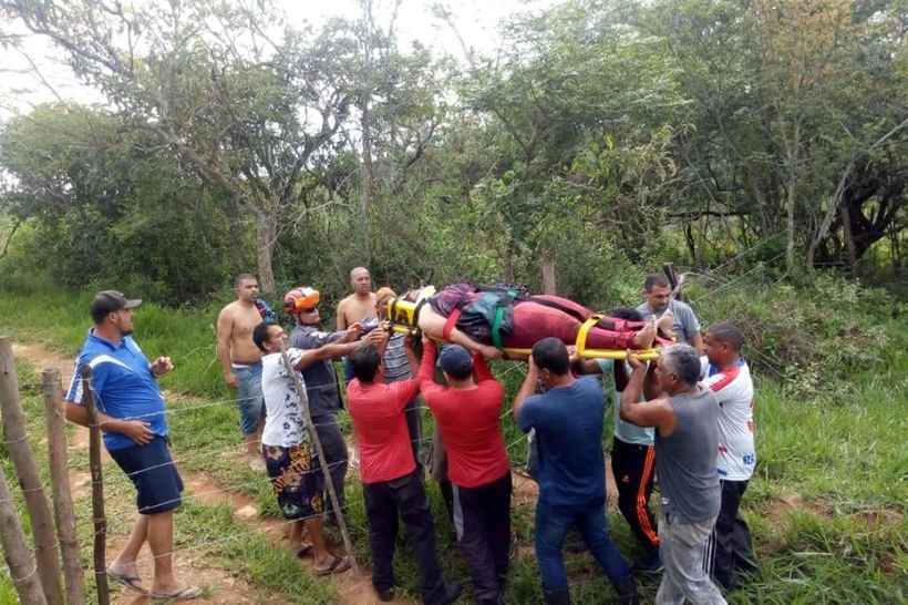 Caída no fundo de uma vala por dois dias, mulher é resgatada em Barbacena - CBMMG/Divulgação