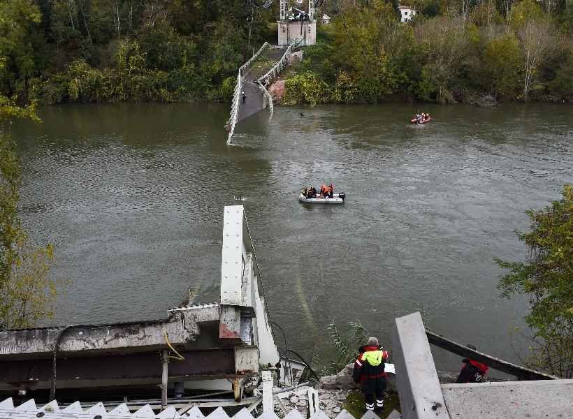 Caminhão com excesso de peso derruba ponte e mata dois na França - ERIC CABANIS / AFP
