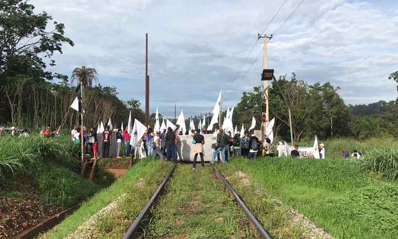 Atingidos por barragens fecham linha férrea durante protesto por Brumadinho - MAB/Divulgação