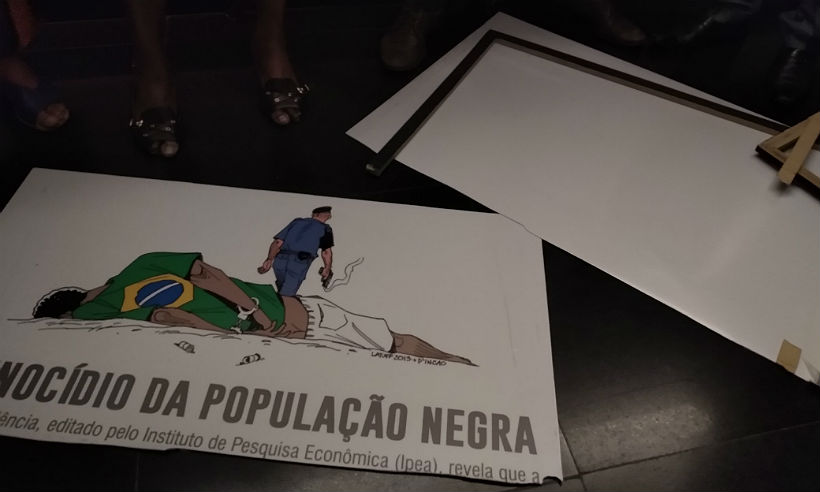 Deputado do PSL quebra placa que aborda violência policial contra população negra - Reprodução/Twitter David Miranda