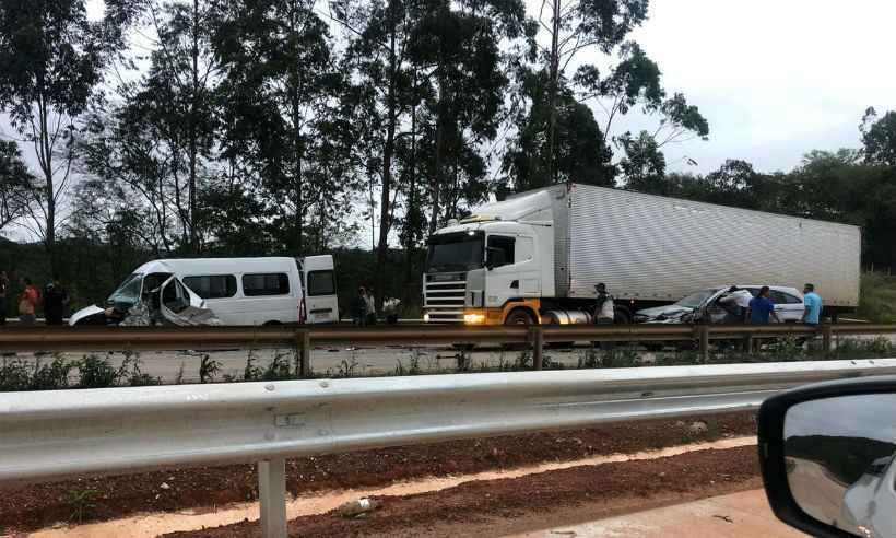 Acidente entre van e carro deixa feridos e trânsito lento na BR-381  - Reprodução/Redes sociais 
