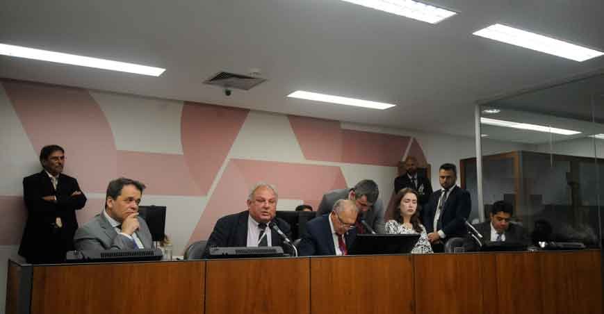 Assembleia de Minas vota verba para o 13º  - Túlio Santos/EM/D.A PRESS