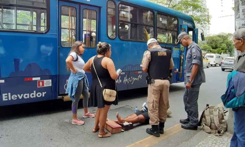 Passageira desce de ônibus e cai ao pisar em tampa no meio da Av. Afonso Pena  - Gladyston Rodrigues/EM/D.A.Press