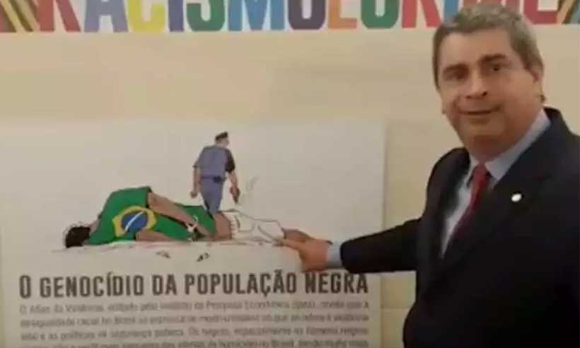 Com concessão à bancada da bala, Câmara reinstala placa rasgada em exposição - Reprodução/Twitter 