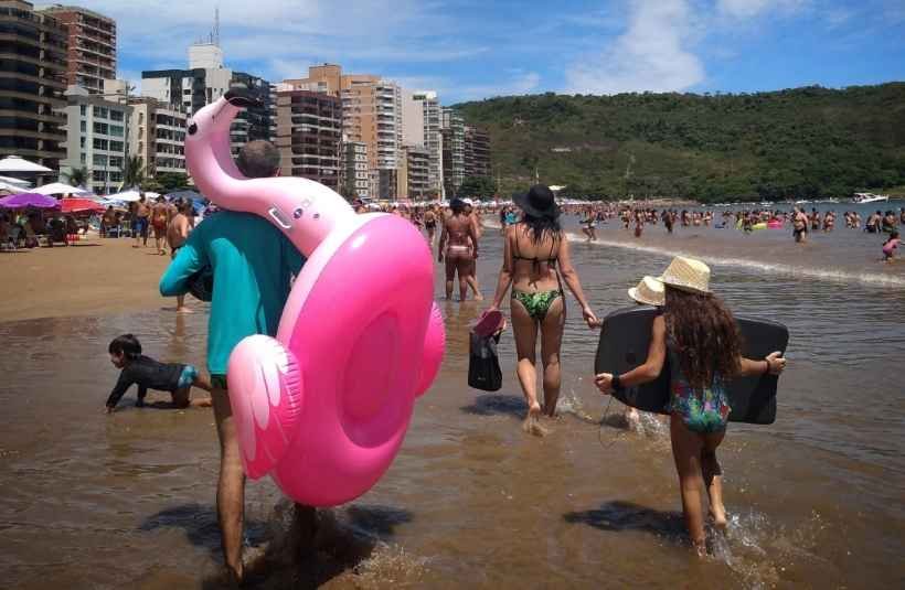 Criança mineira é atingida por bala perdida em praia de Guarapari - Alexandre Guzanshe/EM/D.A Press