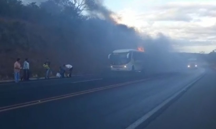 Ônibus de viagem pega fogo na BR-365, no Norte de Minas  - Reprodução/WhatsApp