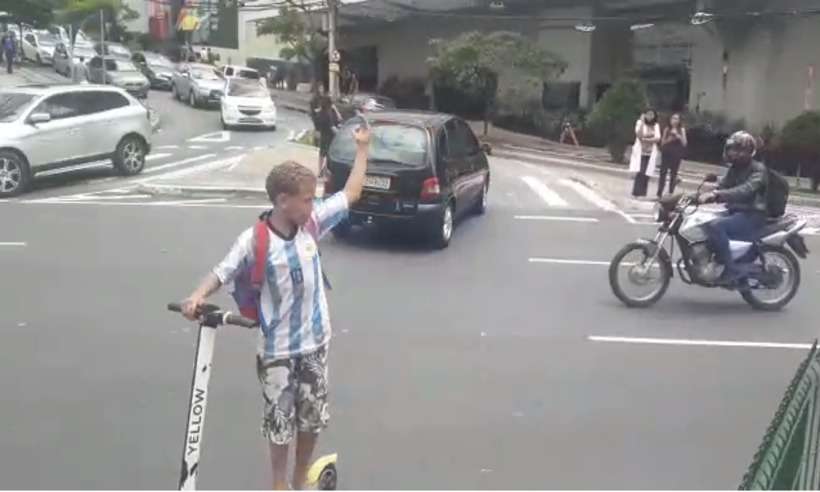 Criança controla o trânsito com apito e patinete no Belvedere; veja vídeo - Manuel Marçal/Reprodução