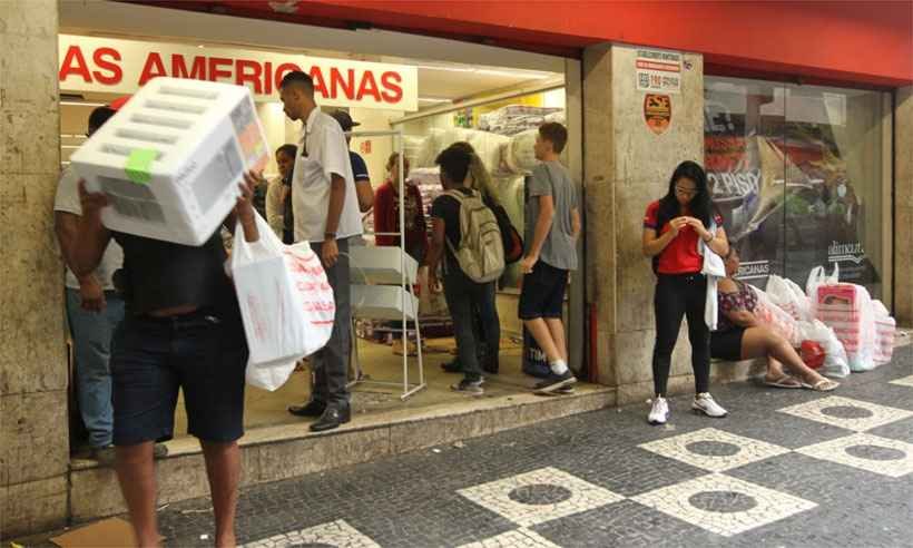 Black Friday em BH: consumidores passam a madrugada em lojas atrás de promoções - Jair Amaral/EM/D. A. Press