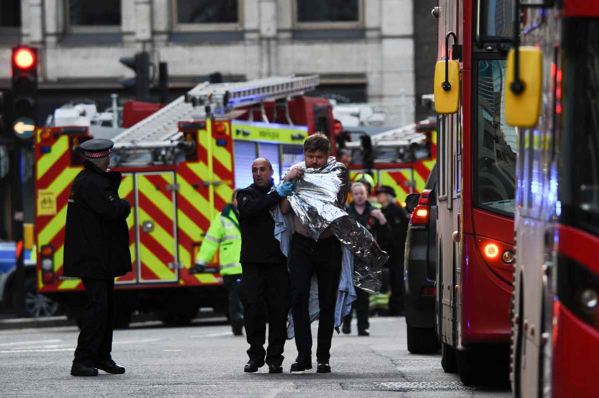 Atentado em Londres deixa dois mortos, diz BBC; polícia mata terrorista - DANIEL SORABJI /AFP