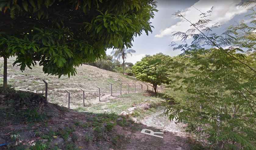 Homem embriagado tenta matar companheira a golpes de foice em Sabará - Google Street View/Reprodução