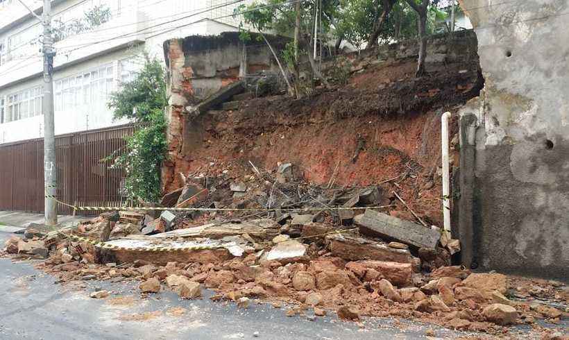 Chuva forte provoca queda de muro e assusta moradores no Bairro Santa Efigênia  - Paulo Filgueiras/EM/D. A Press