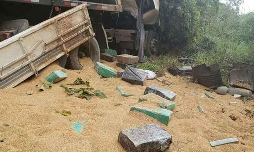 Carreta tomba e polícia apreende 6,5 toneladas de maconha na MGC-497, em Prata  - Polícia Militar (PM) / Divulgação