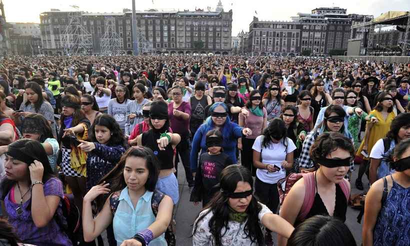 'Um estuprador em seu caminho': ato feminista toma ruas do mundo - Claudio Cruz / AFP