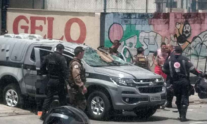 Viatura da Rotam capota e militares ficam feridos no Bairro João Pinheiro  - WhatsApp/reprodução