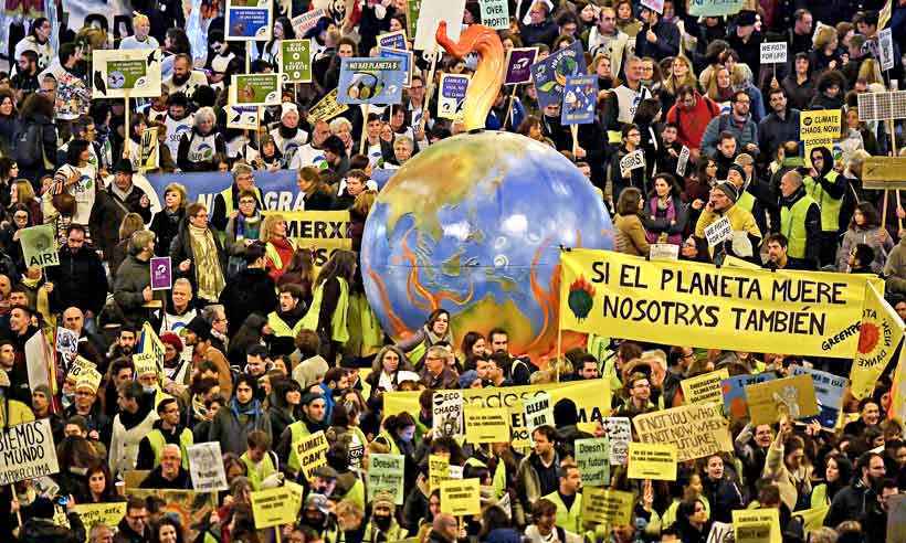Protestos pelo clima invadem Madri - GABRIEL BOUYS/AFP