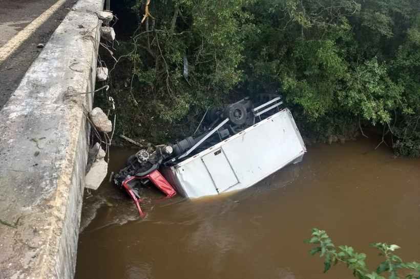 Preso pela perna e com água até o pescoço, motorista é salvo de acidente em ponte - CBMMG/Divulgação