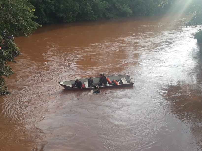 Bombeiros resgatam corpo em carro a 10 metros de profundidade no Rio Paraopeba - CBBMG/Divulgação