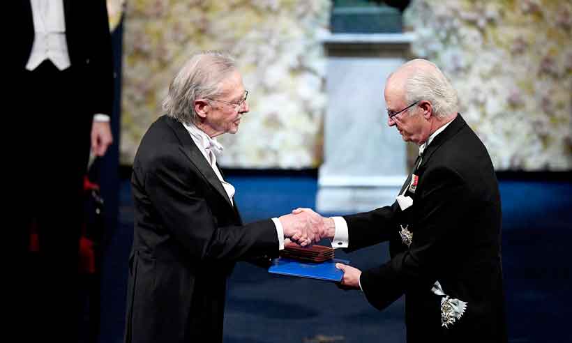 Peter Handke recebe Nobel de Literatura em Estocolmo sob protestos - JONATHAN NACKSTRAND/AFP