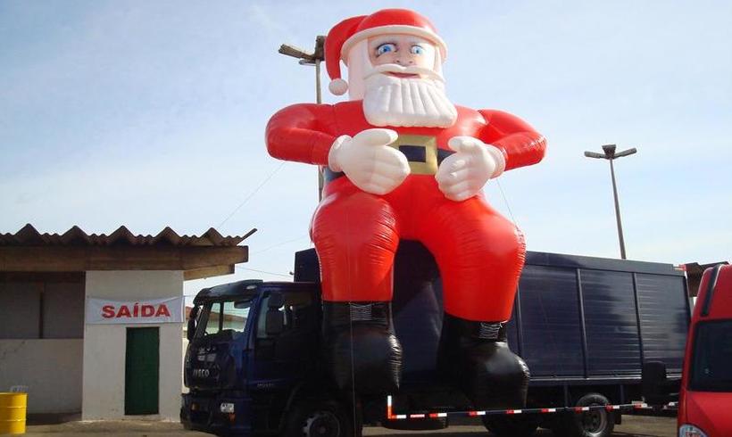 Procura-se Papai Noel: inflável instalado em letreiro em Nova Lima foi roubado - WhatsApp/Reprodução