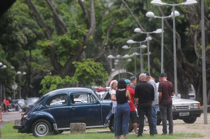 Papai Noel puxa carreata de automóveis antigos pela revitalização da Lagoinha em BH - Leandro Couri/EM