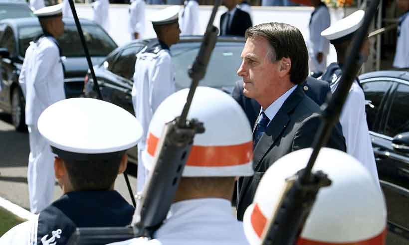 Fim de semana festivo de Bolsonaro e a tinta na caneta - Evaristo Sá/AFP