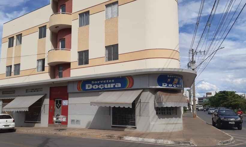 Suspeito de assalto foge, é localizado por cão farejador, sobe em árvore e cai - Luiz Ribeiro