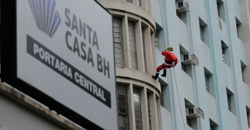 Nem chaminé nem trenó: Papai Noel chega de rapel à ala pediátrica da Santa Casa - Túlio Santos/EM/D.A Press