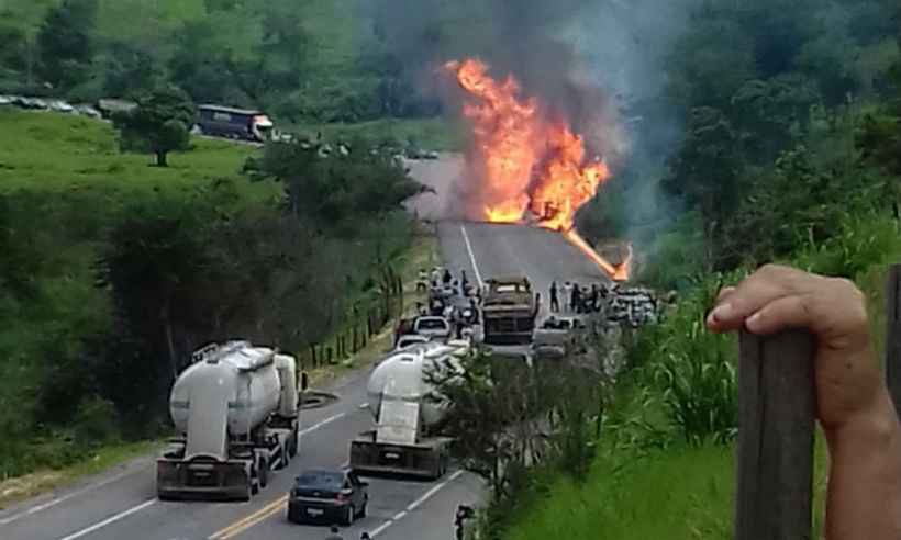 Carreta-tanque pega fogo após acidente na BR-381 e uma pessoa morre  - REprodução/WhatsApp