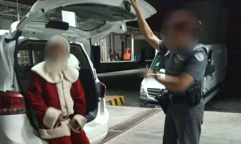 Papai Noel é preso por exibir pornografia para crianças em São José dos Campos - Polícia Militar/Divulgação