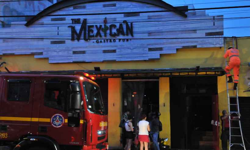 Bombeiros combatem incêndio em casa noturna de BH  - Marcos Vieira/EM/D.A Press