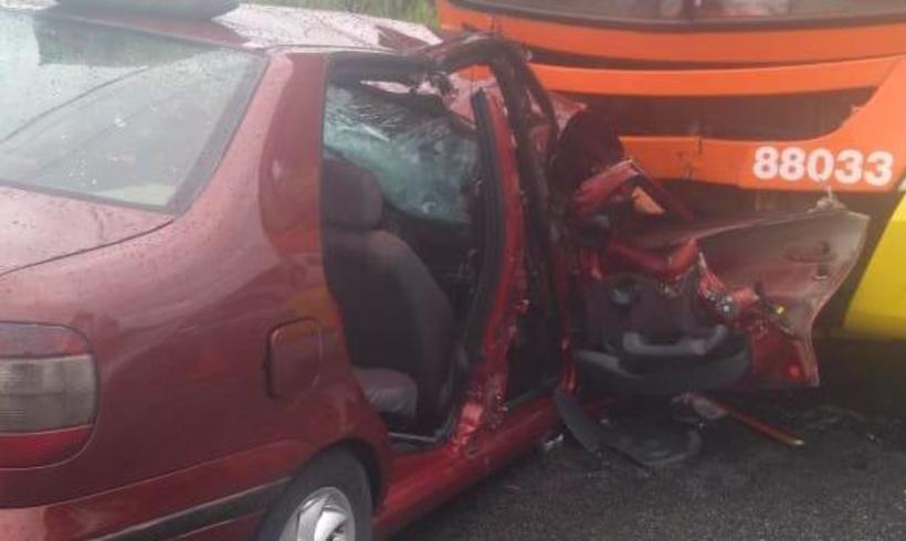 Acidente deixa quatro feridos em colisão frontal entre carro e ônibus em Contagem - Corpo de Bombeiros/Divulgação