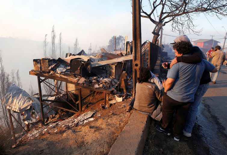 Fogo destrói cerca de 150 casas em Valparaíso e governo chileno decreta estado de alerta - Pablo Rojas Maradiaga / AFP