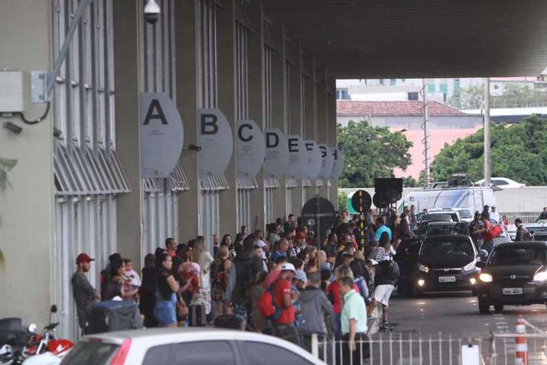 Homem é acusado de apalpar nádegas de idosa em ônibus de BH - Edésio Ferreira/EM/D.A Press