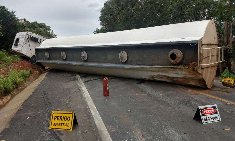 Carreta carregada com produto perigoso tomba e bloqueia rodovia por mais 19 horas  - Polícia Rodoviária Federal (PRF) / Divulgação