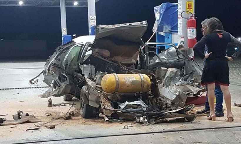 Carro com botijão de gás no porta-malas explode em posto de gasolina - Reprodução da internet/Facebook
