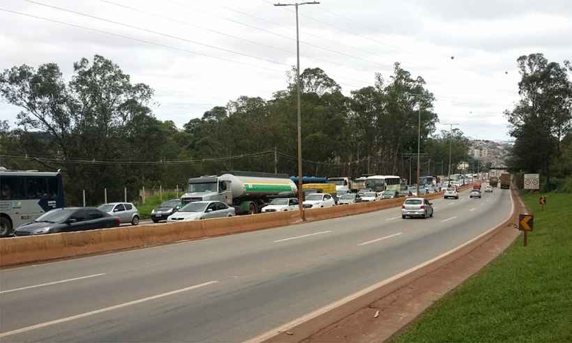 Ônibus com problemas mecânicos provoca congestionamento no Anel Rodoviário - Edésio Ferreira/EM/DA Press