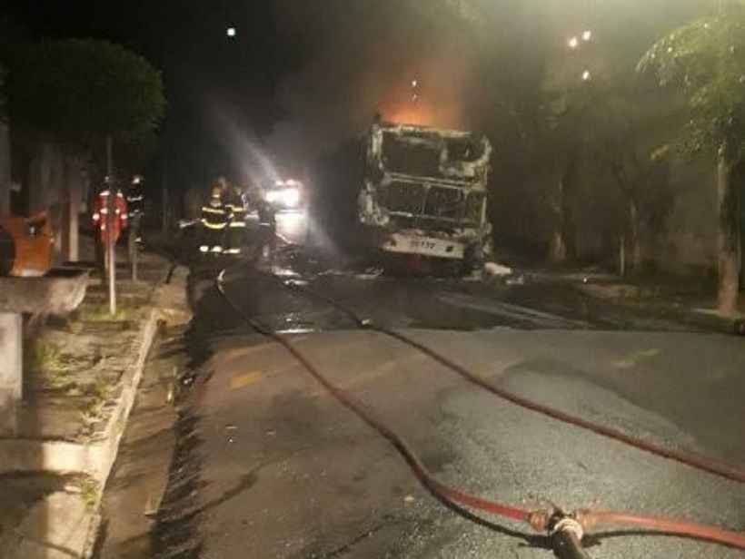 Dois ônibus são incendiados em BH e Grande BH;criminosos deixaram recados - CBMMG