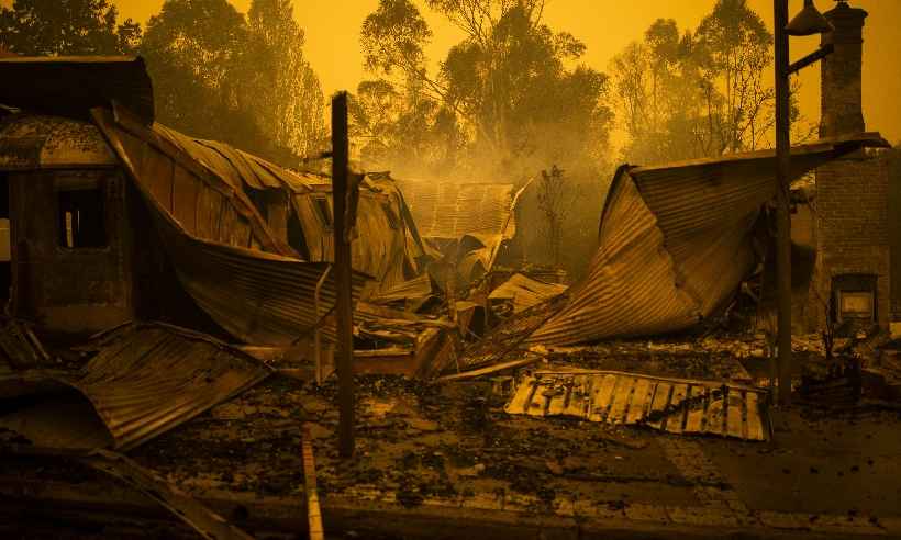Incêndio obriga milhares de turistas ilhados a fugir para praias na Austrália - SEAN DAVEY / AFP