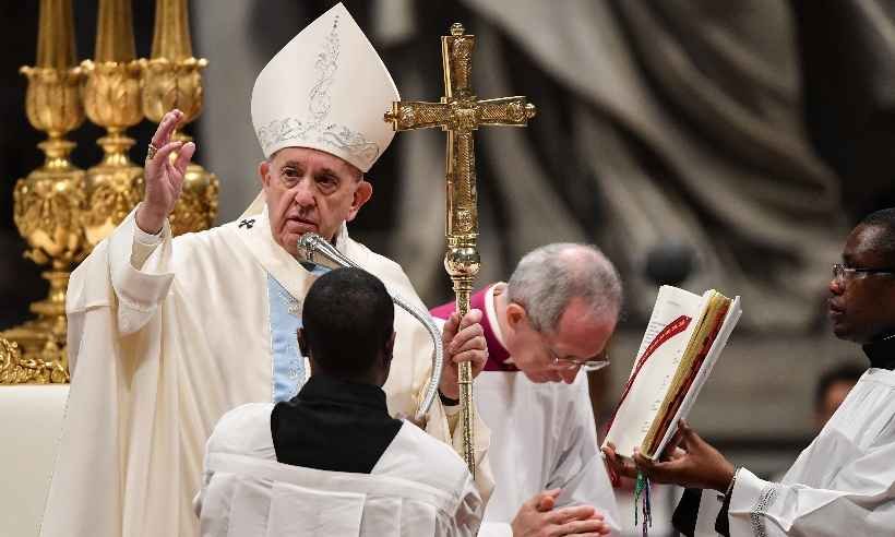 Papa pede desculpas por dar tapas em mulher que puxou Francisco pela mão - Andreas SOLARO / AFP