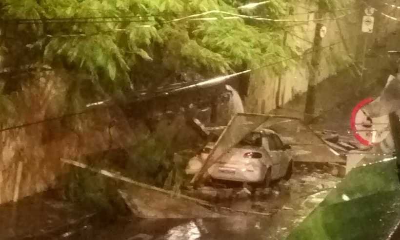Após tempestade, muro de hipermercado cai sobre carro em BH - Vânia dos Santos/Arquivo pessoal