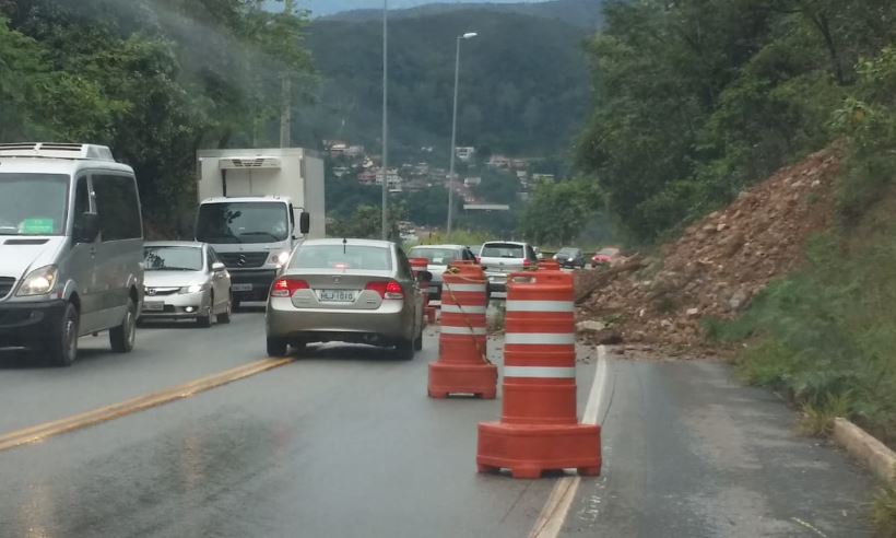 Queda de barranco complica trânsito em estrada para Nova Lima, na RMBH - Edésio Ferreira/EM/D.A Press